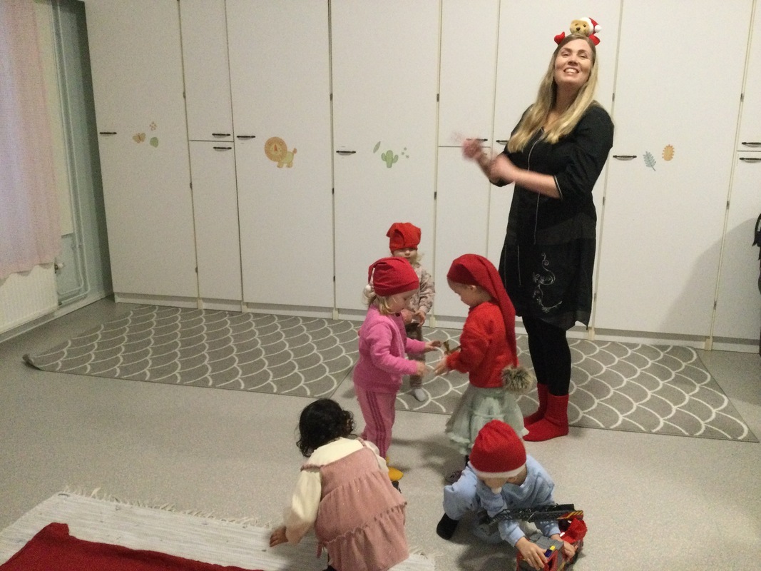 Lapset tanssivat tonttumusiikin tahdissa.