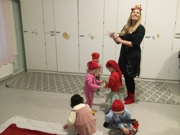 Lapset tanssivat tonttumusiikin tahdissa.