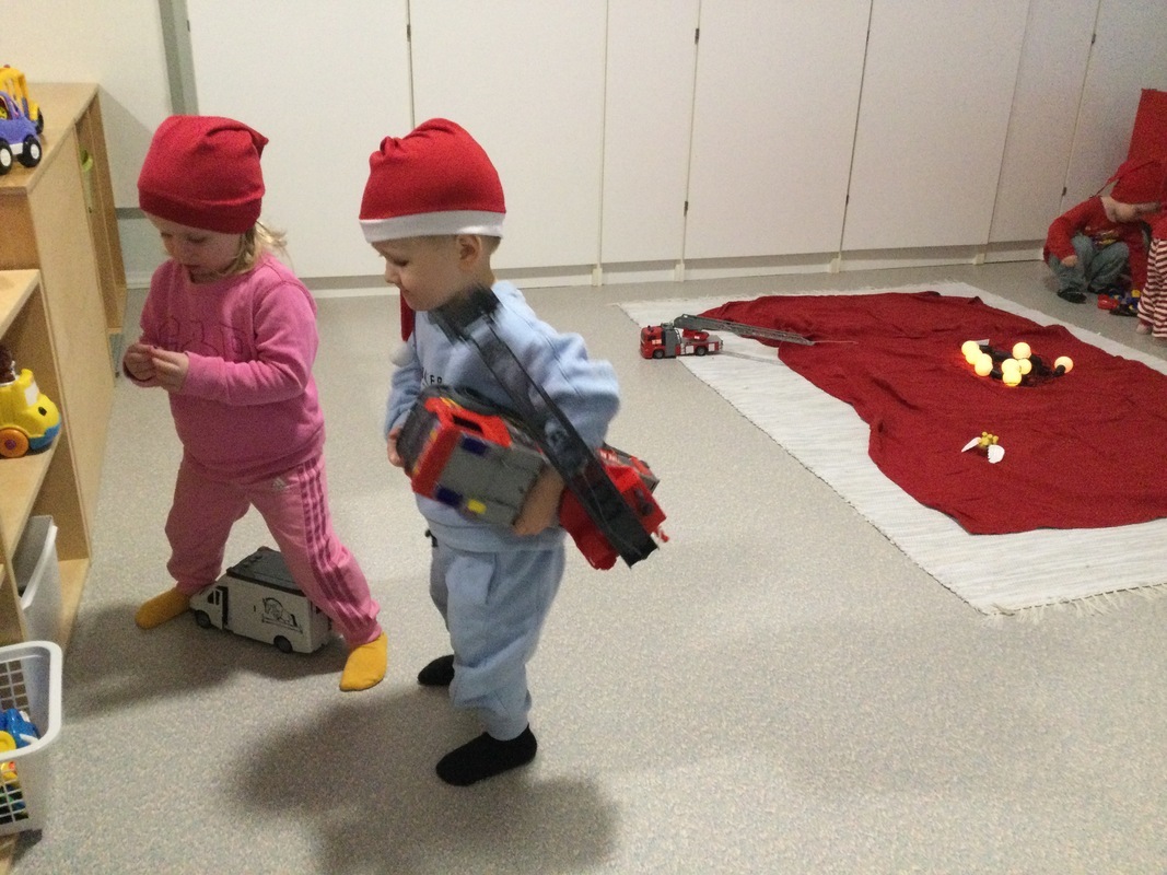 Lapset leikkivät lelupäivän leluilla.