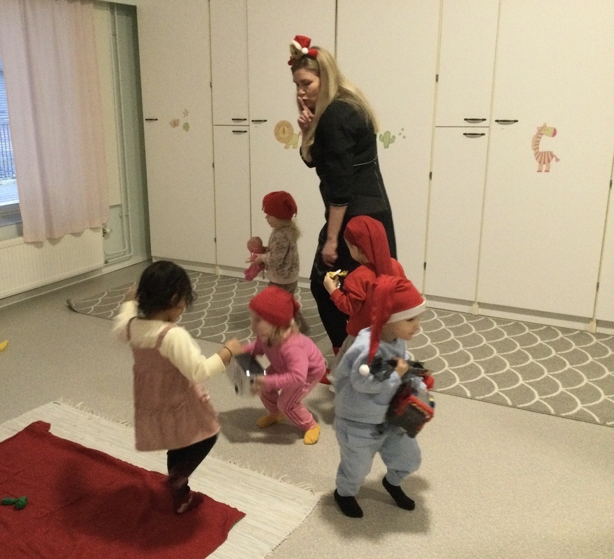 Lapset tanssivat tonttumusiikin tahdissa.