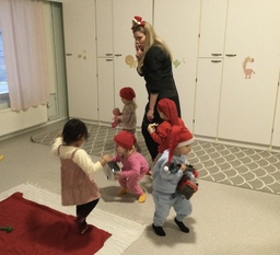 Lapset tanssivat tonttumusiikin tahdissa.