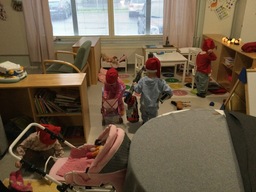 Lapset leikkivät lelupäivän leluilla.