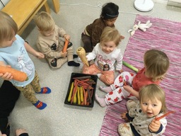 Lapset katsovat kasviksi aamupiirillä.