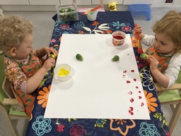 Lapset maalaavat kasviksilla.