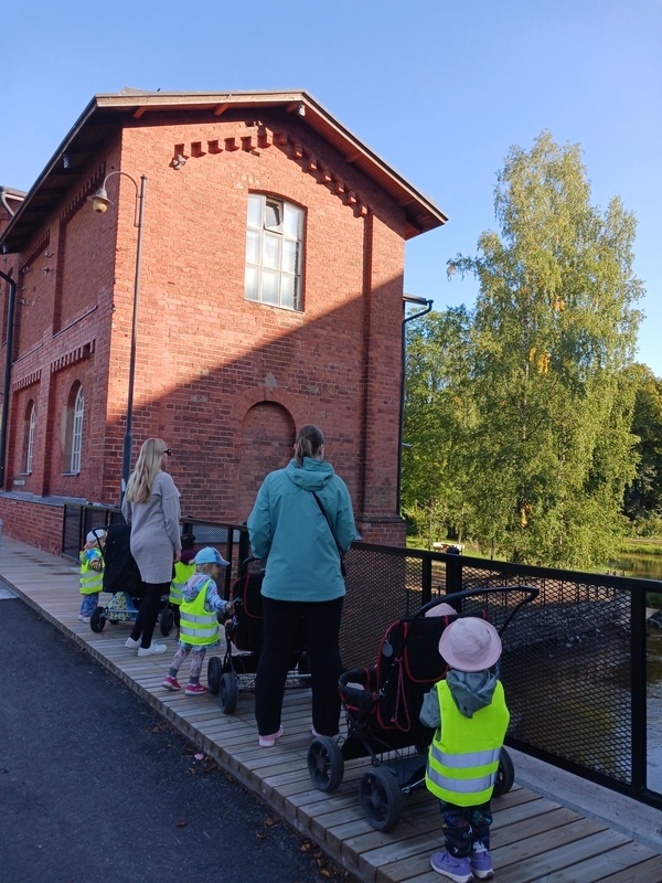 Ihmiset katsovat koskea.