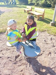 Lapset kiikkuvat kiikussa.