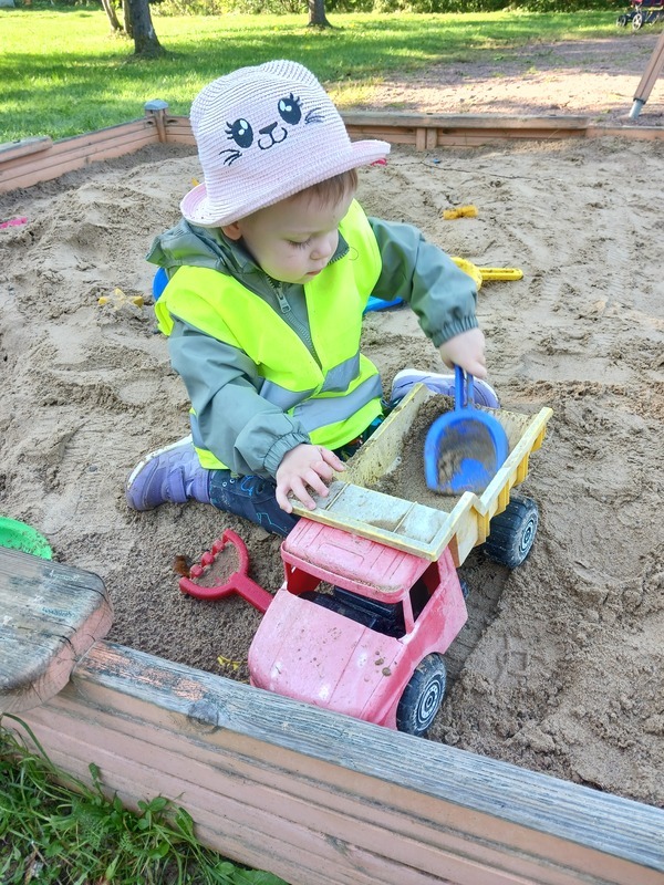 Lapsi leikkii hiekkalaatikolla.