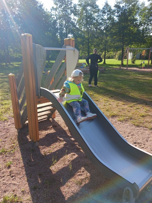 Lapsi liukuu liukumäessä.