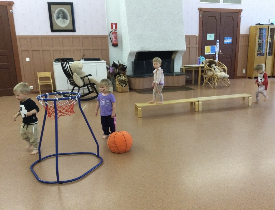 Lapset menevät jumpparataa läpi.