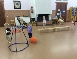 Lapset menevät jumpparataa läpi.