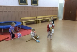 Lapset ratsastavat Ihhahhaa -laulua keppihevosten kanssa.