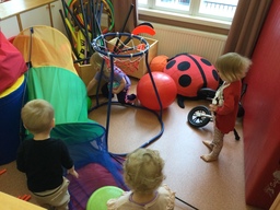 Lapset etsivät välineitä jumpparataa varten.