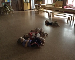 Lapsilla on loppurentoutus jumpan jälkeen.