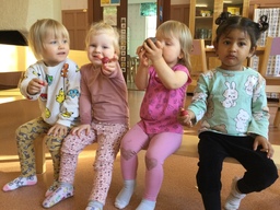 Lapset pitävät valitemiaan kasviksia käsissään.