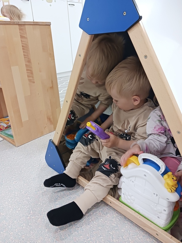 Lapsi leikkii autolla ajamista.