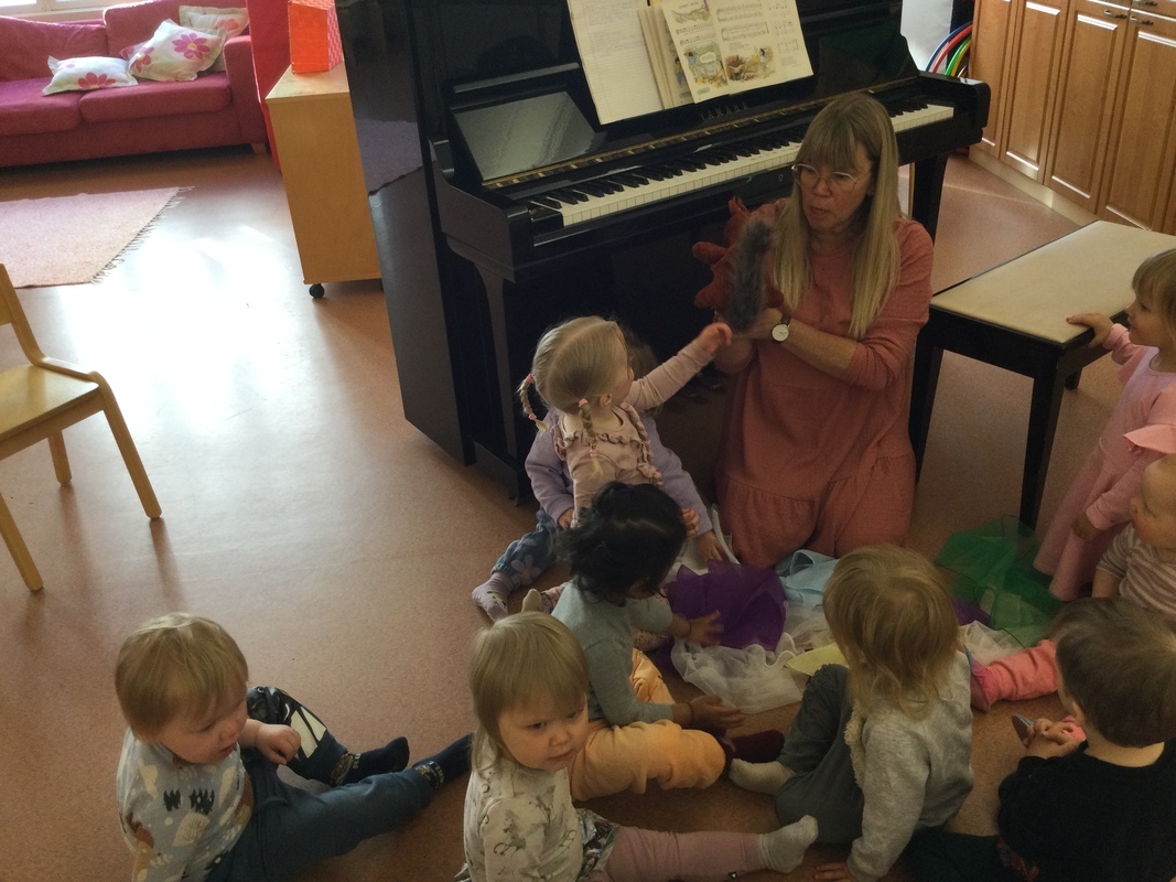 Lapset ovat salissa musiikkituokiolla laulamassa syyslauluja.