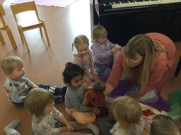 Lapset ovat musiikkituokiolla salissa laulamassa syyslauluja.