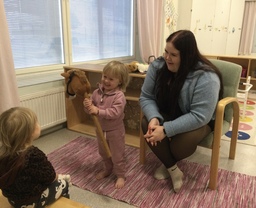 Lapsi esittelee omaa leluaan lelupäivänä.