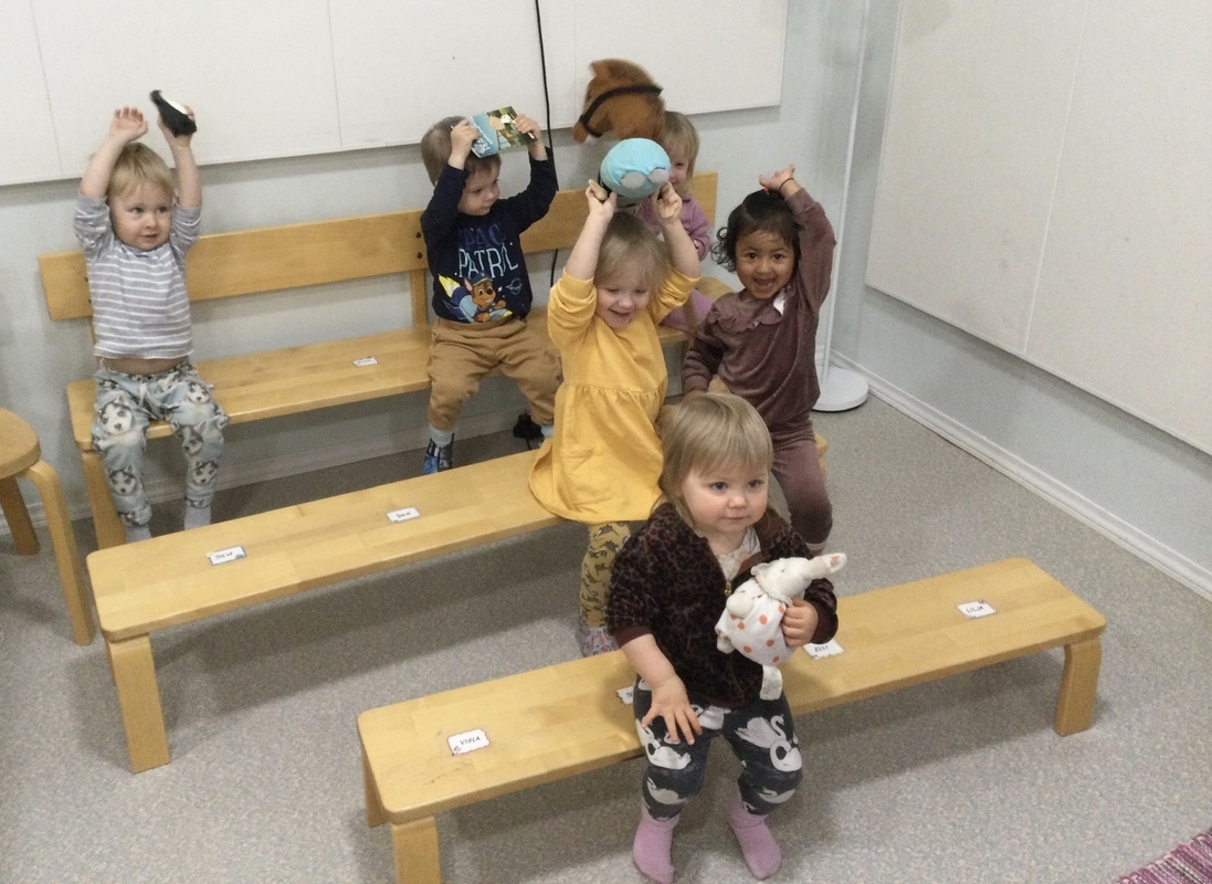 Lapset esittelevät omaa leluaan.