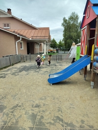 Lapset juoksevat hyppynarun perässä.