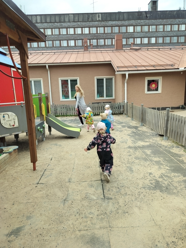 Lapset juoksevat hyppynarun perässä.