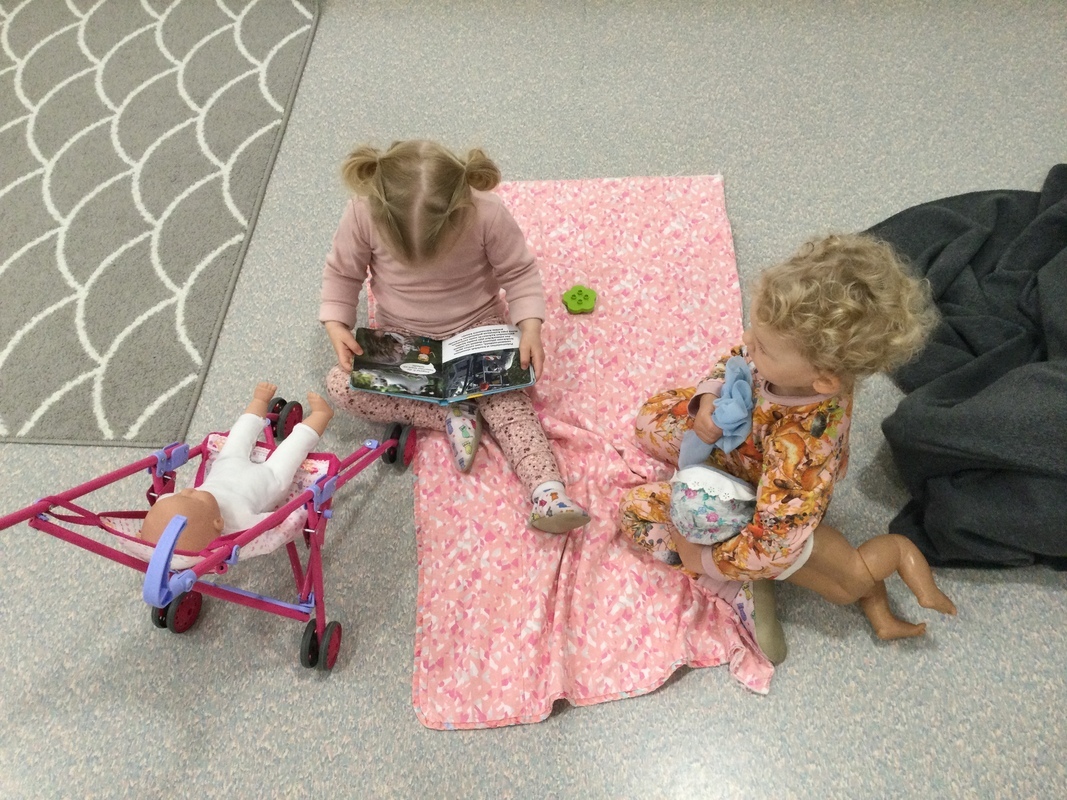 Lapset leikkivät retkeilyä, lukevat kirjaa ja hoitavat vauvanukkea.