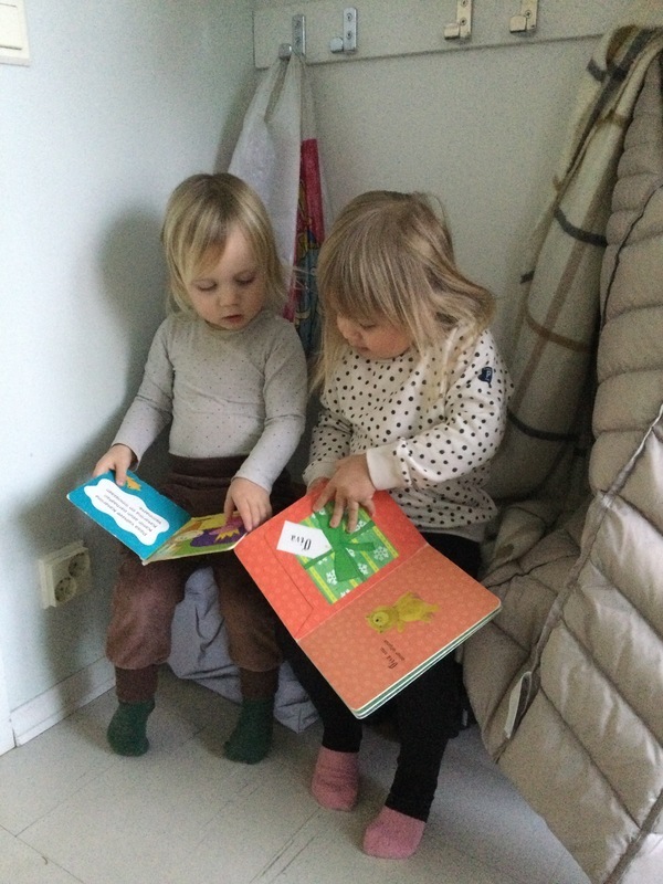 Lapset lukevat kirjaa yhdessä.