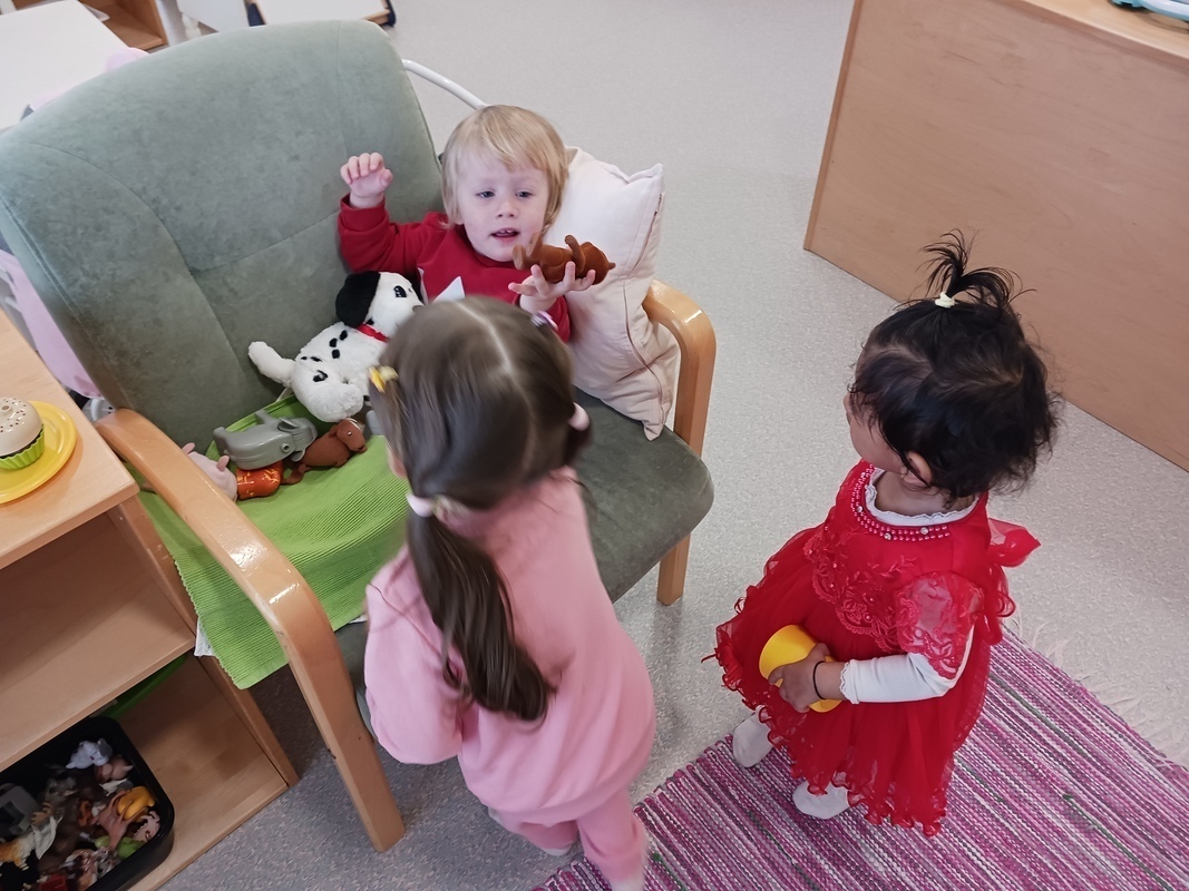 Lapset leikkivät yhdessä.