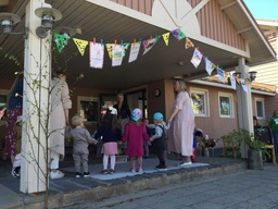 Lapset esiintyvät kevätjuhlassa.