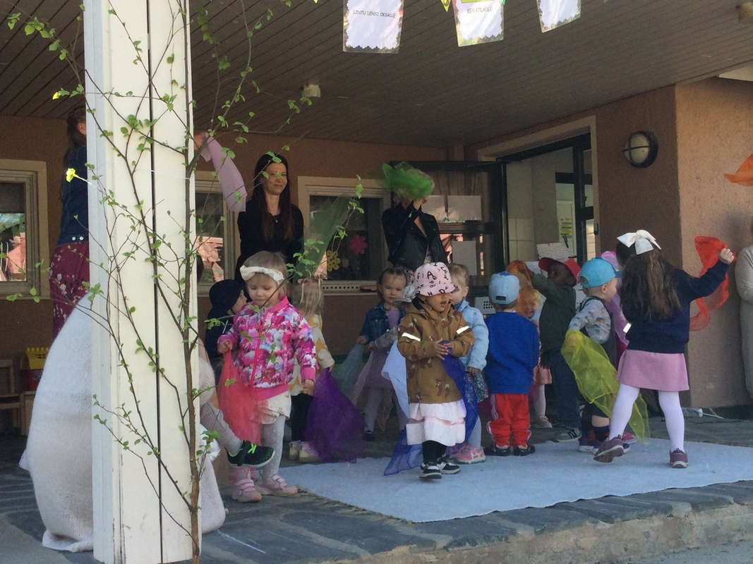 Lapset esiintyvät kevätjuhlassa.