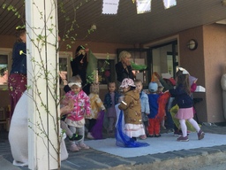 Lapset esiintyvät kevätjuhlassa.