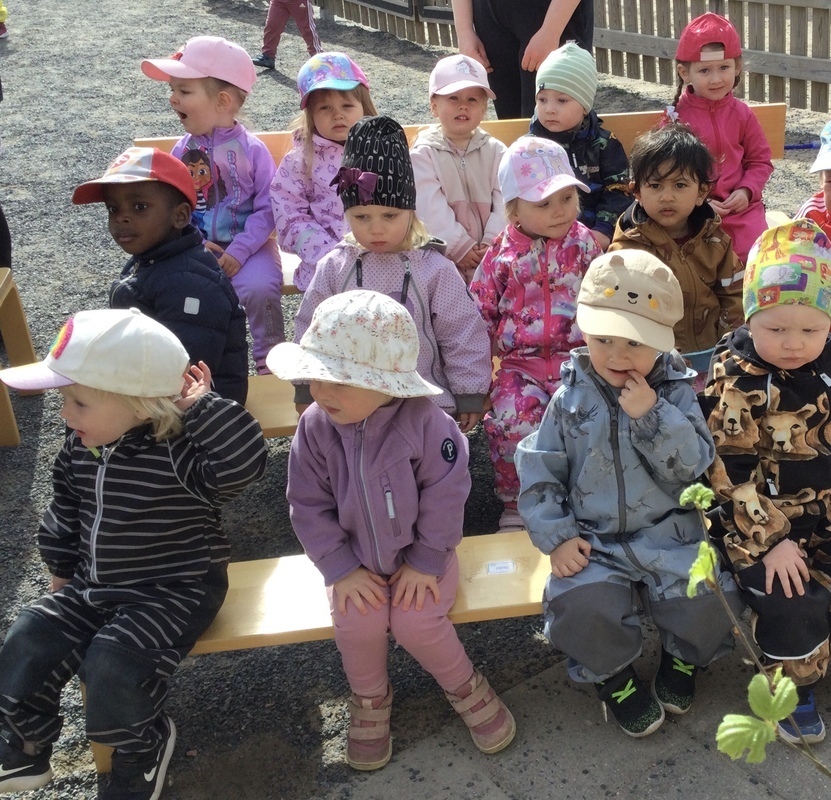 Lapset ovat kevätjuhlan kenraaliharjoituksissa.