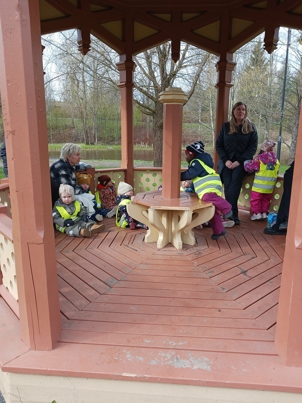 Lapset ovat kävelyretkellä aikuisten kanssa.