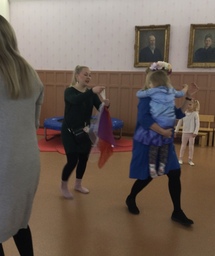 Valssi tanssia salissa lasten ja aikuisten kesken.