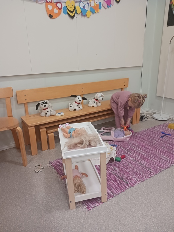 Lapsi leikkii lääkärileikkiä.