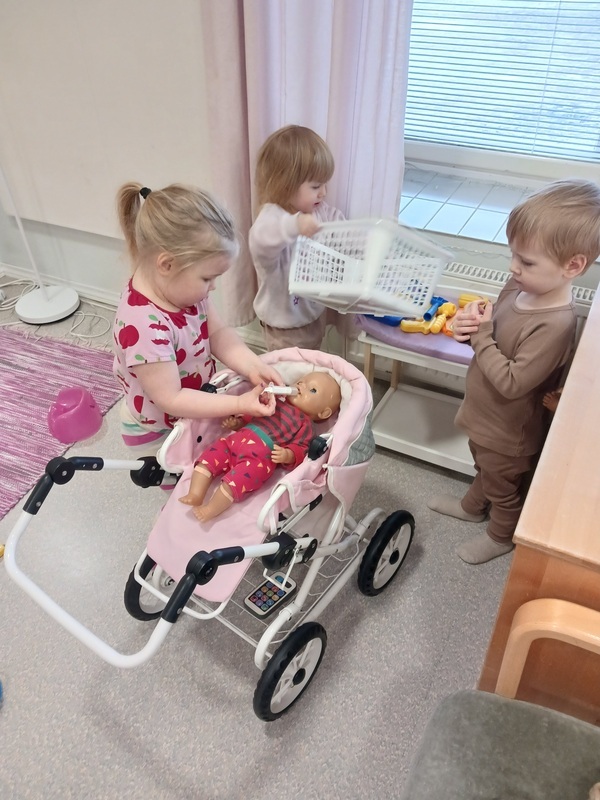 Lapset leikkivät lääkärileikkiä.