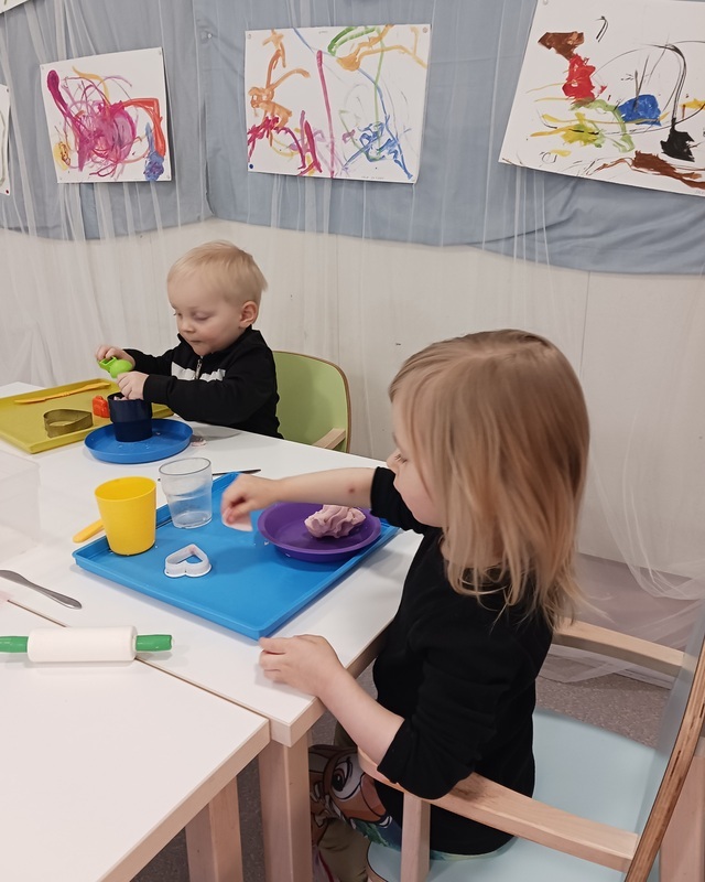 Lapset muovailevat.