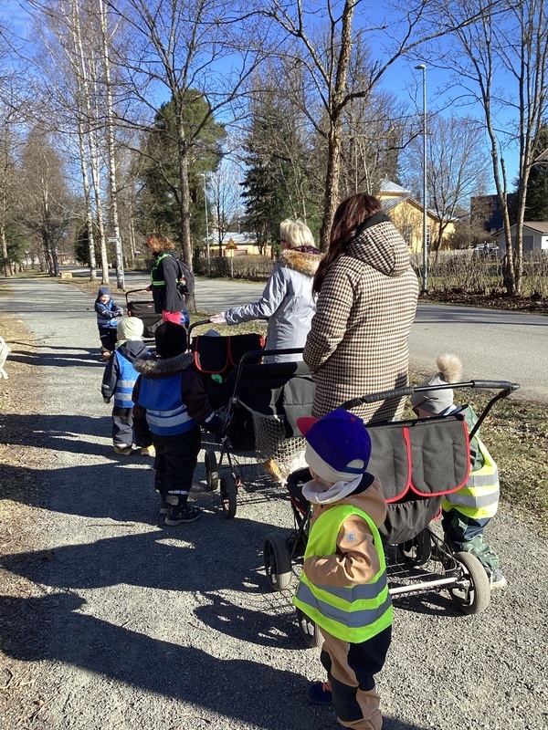 Lapset kävelevät jonossa hiekkatietä Wahrenin puistossa.