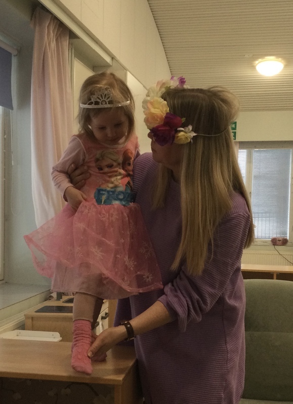 Lapsi esittelee prinsessa-asua.