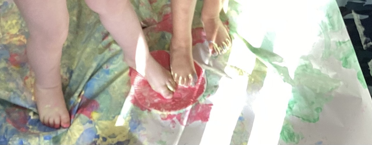 Lasten varpaat yhdellä lautasella ja pinkki väri.