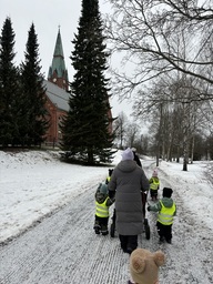 Kävelyllä kirkon vieressä.
