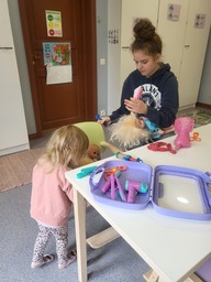 Lapsi leikkii kampaamoleikkiä.