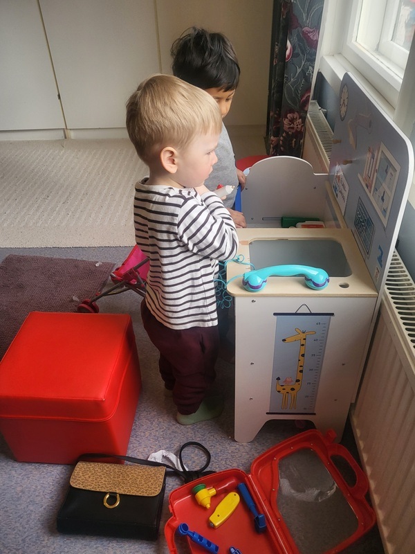 Lapset leikkivät lääkärileikkiä.