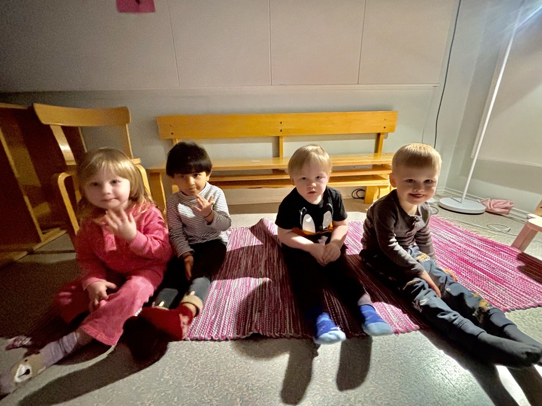 Lapset syövät rusinoita kerhon päätteeksi.