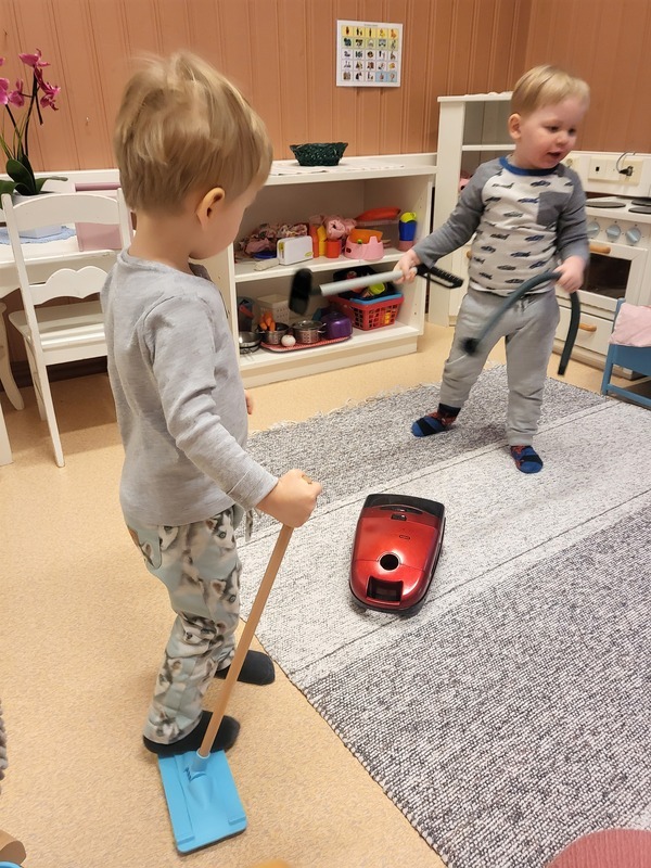 Lapset leikkivät kotileikkiä.