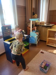 Lapset leikkivät kauppaleikkiä.