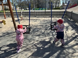 Lapset antavat vauhtia tyhjille keinuille.