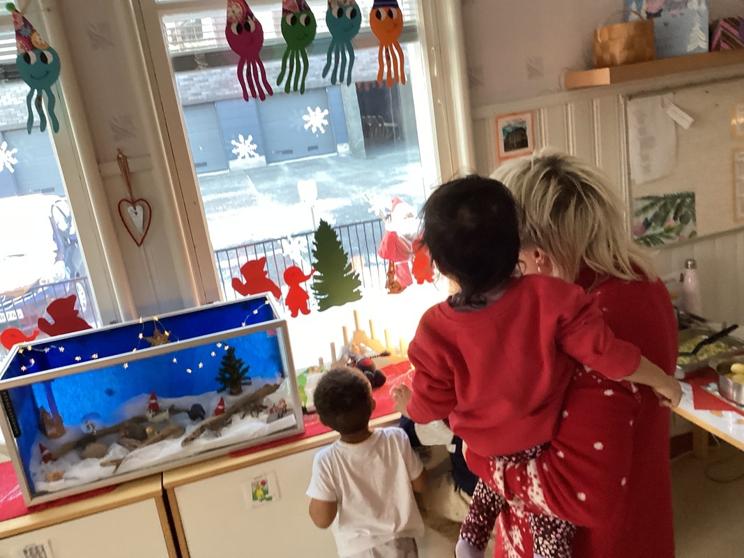 Tonttu Joulutonttu Rallaajien ikkunan takana