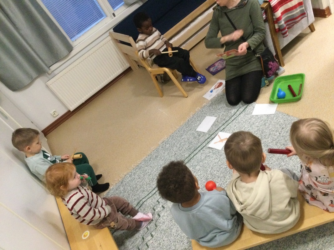 Soittimet Lapset harjoittelemassa tarinan rytmittämistä soittimilla