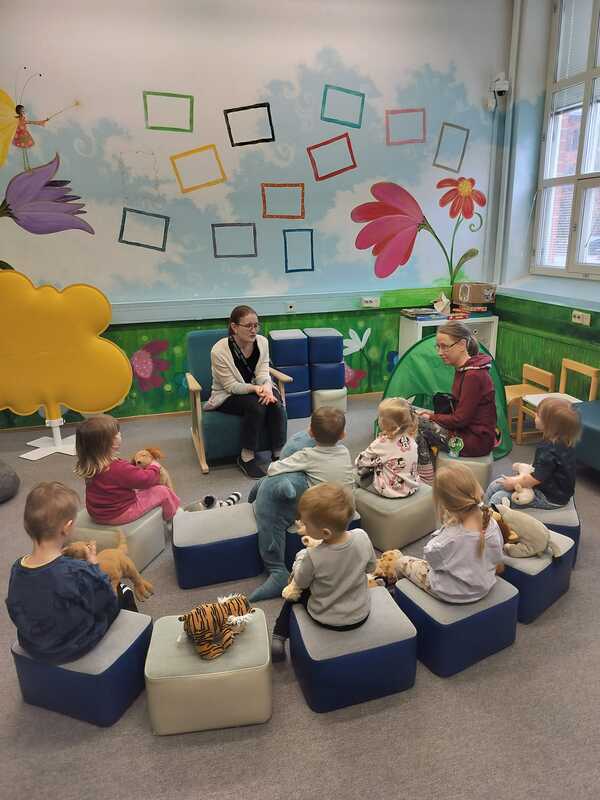 Kirjastossa Pumpuleiden kanssa Lapset satutuokiolla kirjastossa